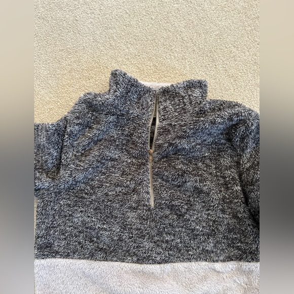 Fleece 1/4 Zip two-toned pullover Medium - Picture 2 of 3